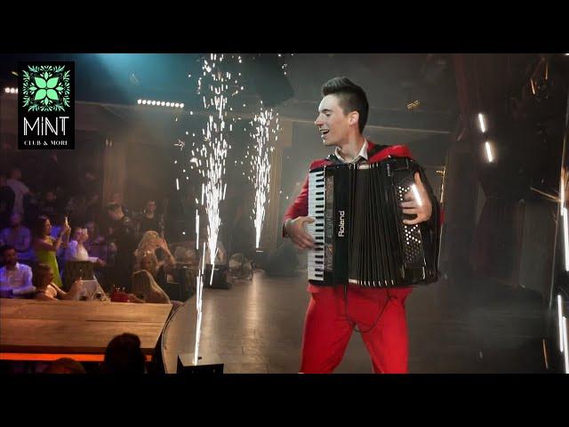 ACCORDION MASHUP IN NIGHT-CLUB: Cabaret Dinner Show