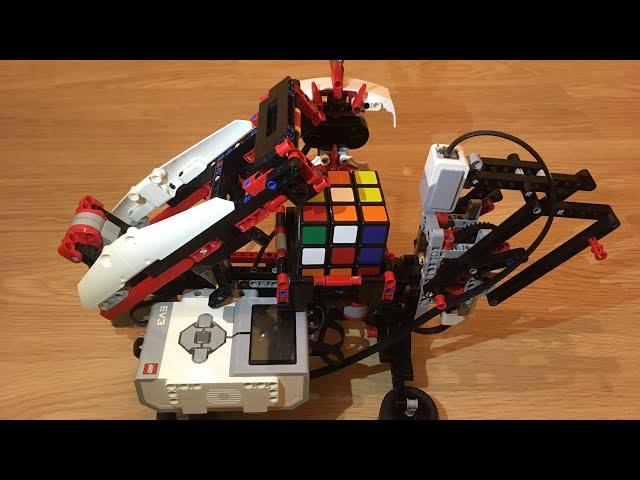 Lego robot and Rubic's cube. Робот, собирающий кубик Рубика