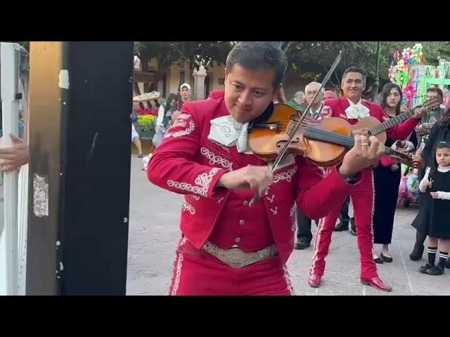 Mariachi Juvenil toca Maria Chuchena