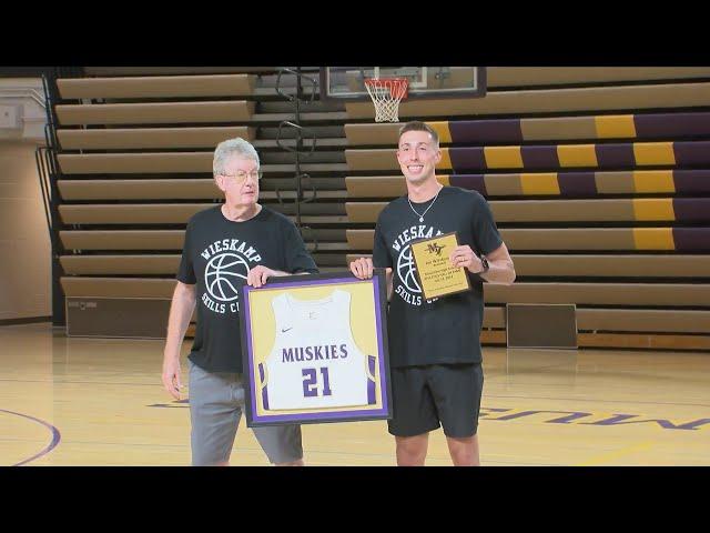 Muscatine Basketball star Joe Wieskamp enters Muskies Hall of Fame and has his jersey and number ret