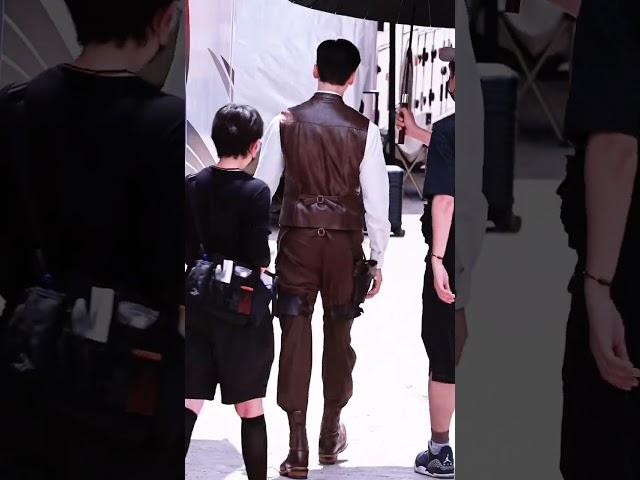 William Chan’s styling in “The Mystic Nine” S2 is sizzling hot! 陈伟霆《九门》张大佛爷皮衣马甲新造型，走路超有节奏感