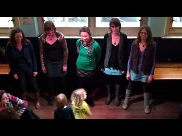 krachtig optreden van Gaia, een accapella zangkoor van 6 vrouwen die wereldmuziek zingen.