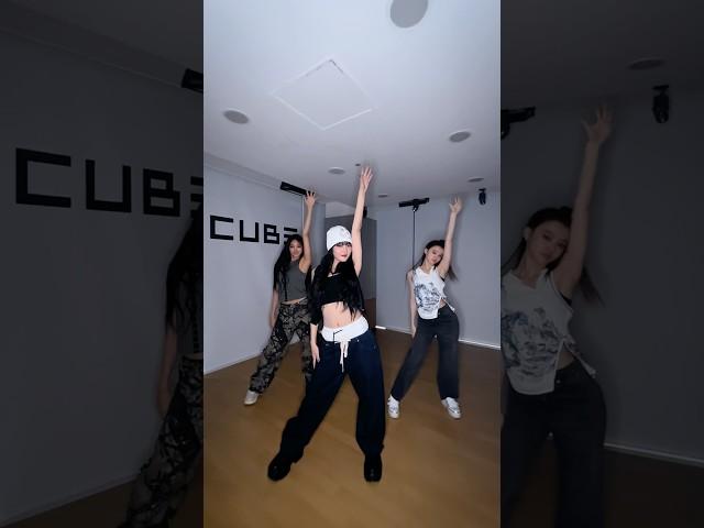 HANDS UP with #민니 선배님 ‍⬛🩷 #MEOVV #미야오 #HANDSUPchallenge #HANDSUP #MEOVV_HANDSUP #Shorts
