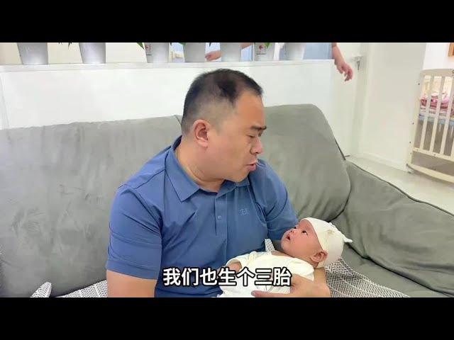 到舅母子家做客，老公抱起小侄女就忍不住想要三胎，真是太可爱了