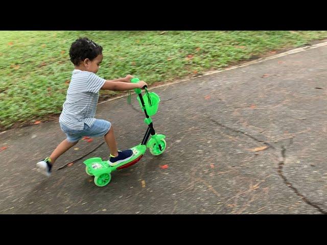 CRIANÇA BRINCANDO DE PATINETE INFANTIL 3 RODAS NO PARQUINHO - WIL E PAPAI