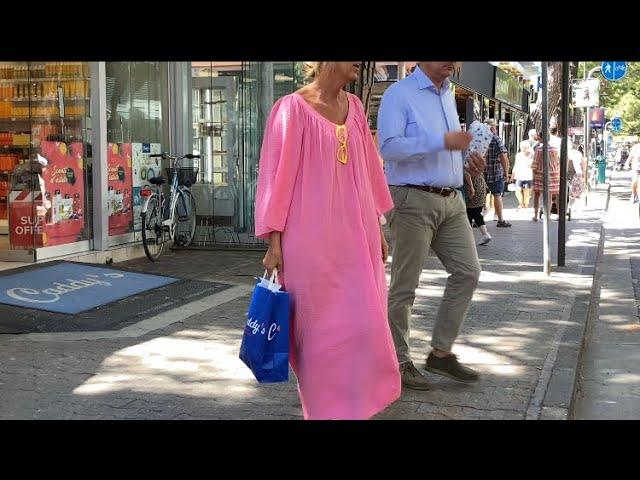 street fashion trends / what are people wearing in Italy?