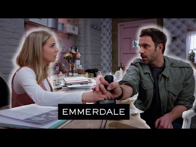John Stops Belle Looking For Nate | Emmerdale