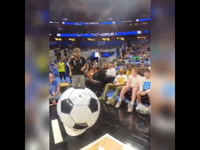 Gabigol foi homenageado pelo Orlando Magic contra o Atlanta, pela competição de basquete a NBA.