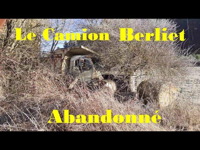 Le camion Berliet abandonné qui se meurt près de son usine .