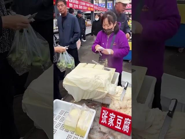 Set up a street stall in the morning to sell tofu and make money