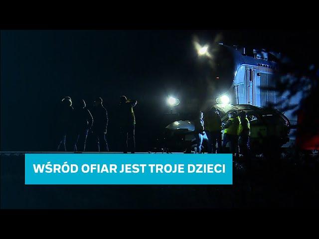 Tragedia na Mazurach. Auto wjechało pod pociąg, nie żyje pięć osób.