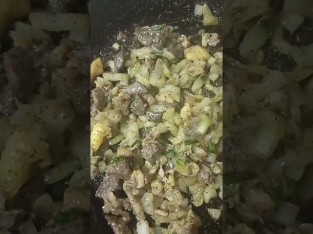 Говяжье, куриное мясо жарится с луком.