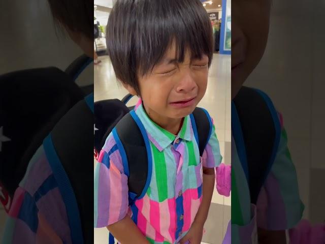 オーストラリアのお友達と空港でお別れをしてさみしくて泣くみなくん　また会おうね‼️ 留学　まりちゃんいずちゃんチャンネル　goodbye to friends #shorts