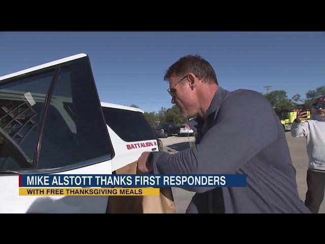 Mike Alstott thanks first responders with Thanksgiving meals