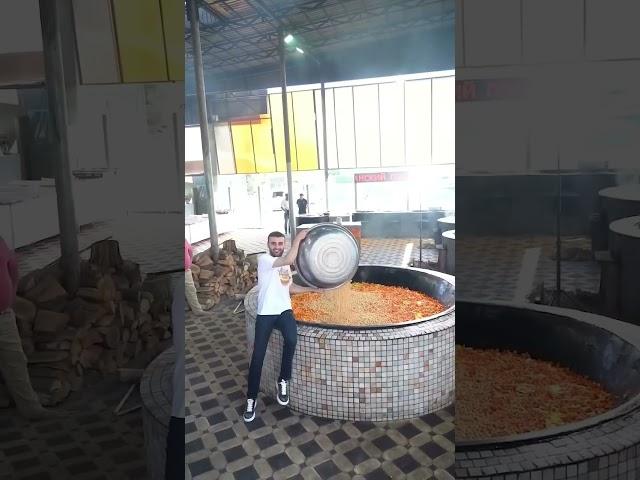 Знаменитый  турецкий повар Бурак Уздемир готовит Мега Плов в Узбекистане! CZN Burak