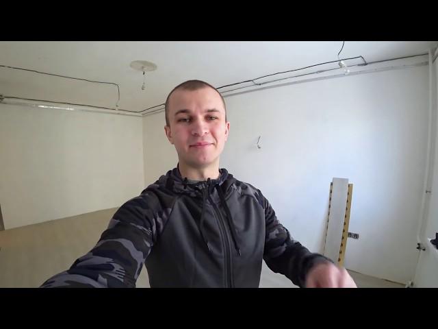 Укладываем ПВХ плитку с замковым соединением на пол.