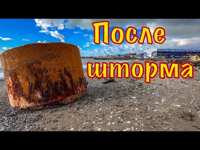 Последствия шторма на пляже Туапсе.