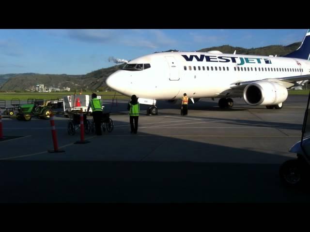 Westjet Boeing 737-700 @ YKA Kamloops Airport