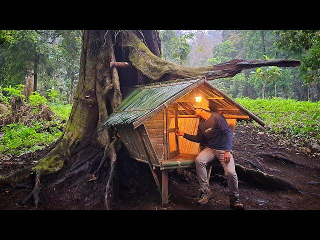 SOLO CAMPING BUSHCRAFT - BUILD A SHELTER IN DEAD TREE