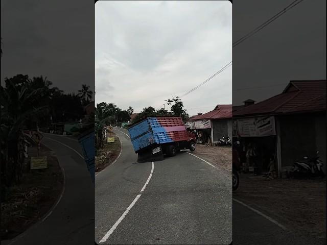 detik-detik truck sawit oleng sampe terangkat bannya!! #fypシ゚viral #trucksulawesi #masukberanda