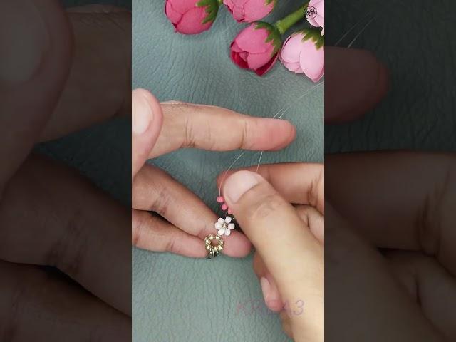 How to Make Daisy Flower Beads Bracelet | Beaded Bracelet Tutorial #beadedbracelet #shorts