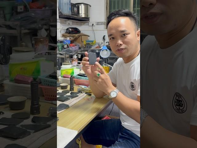 六位数的墨翠料子，这件打25万，你觉得做什么题材好呢？关注我，了解墨翠， #翡翠 #翡翠手鐲 #墨翠 #jade #翡翠手镯 #jewelry #翡翠原石 #翡翠玉石 #翡翠玉 #翡翠吊墜