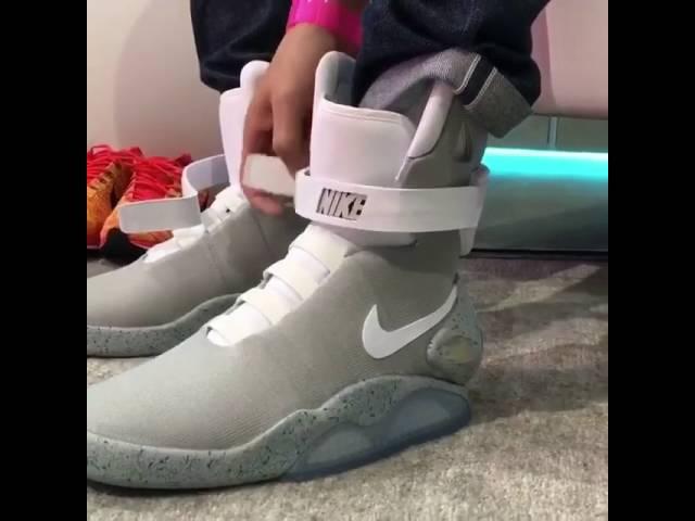 2016 Nike Air Mag! Auto lacing in action!