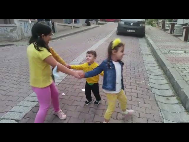 Zeynep ve arkadaşları Hamza ile kutu kutu pense oynuyor / Eğlenceli çocuk videosu