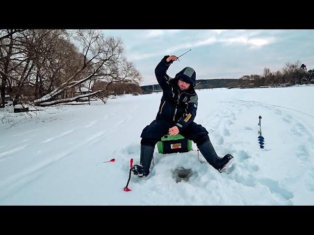 ЗЕЛЁНАЯ МОРМЫШКА БЕСИТ ПЛОТВУ! Зимняя рыбалка в ПОДМОСКОВЬЕ. Ловля плотвы на БЕЗМОТЫЛКУ.