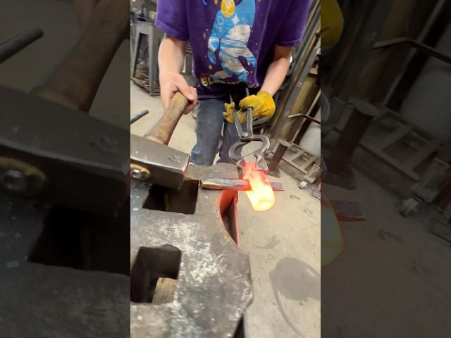 Titus forging the eye on his first hammer. https://fireironforge.com/classes #fireironforge