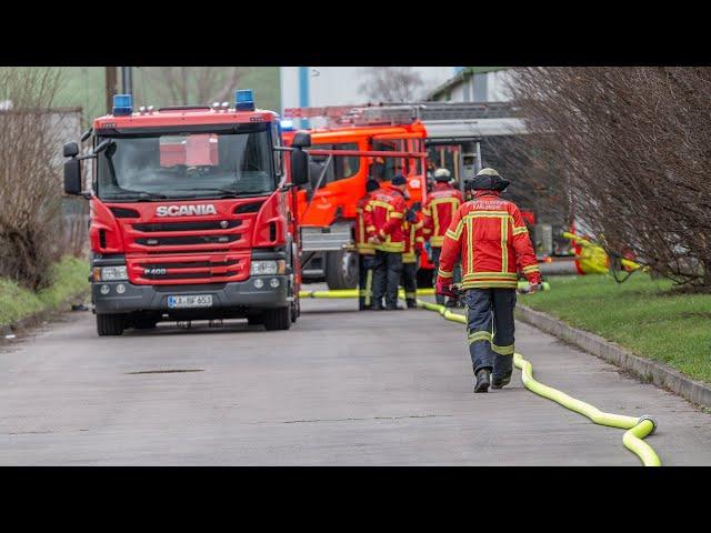 ++ FEUER IN LAGERHALLE ++ FEUERWEHR im EINSATZ | MASCHINE IN FLAMMEN ~ BLAULICHT in KARLSRUHE