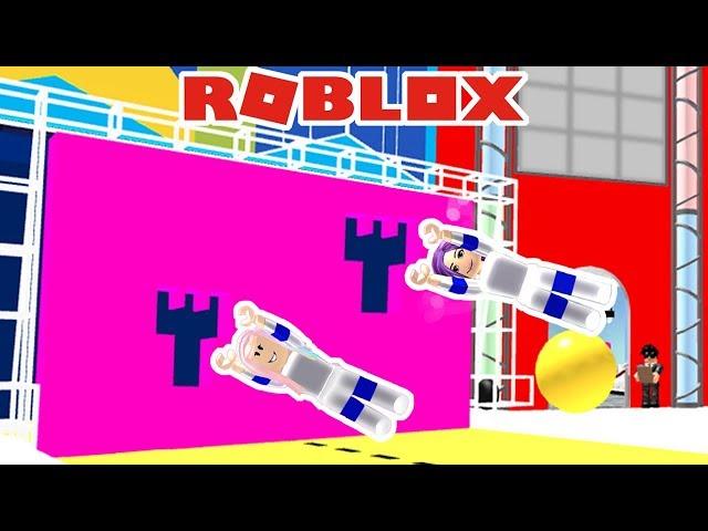 Roblox: Hole in the Wall / WE CAN'T GET IN THE HOLE! 