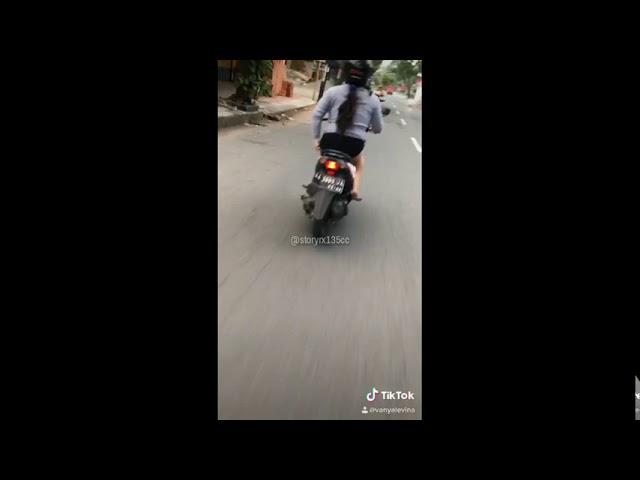 Viral ada vidio wanita pamer CD di jalan