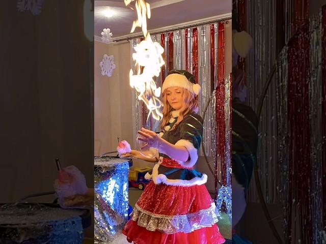 Бульбашкове шоу з Різдвяним Ельфом, вогонь у долонях.#shorts #show #bubble #christmas #happynewyear