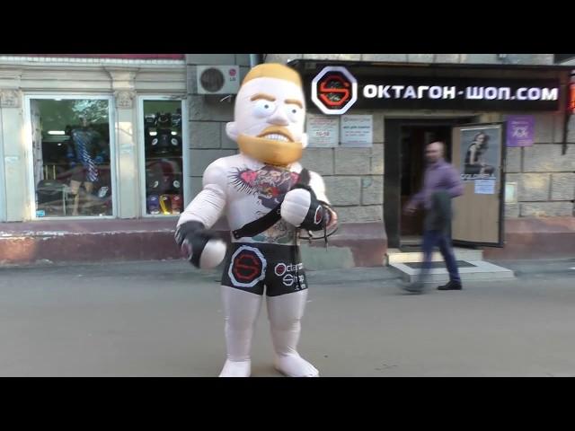 Конор МакГрегор в магазине Octagon Shop