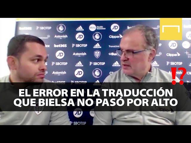 Marcelo Bielsa le pide explicaciones a su traductor en plena conferencia