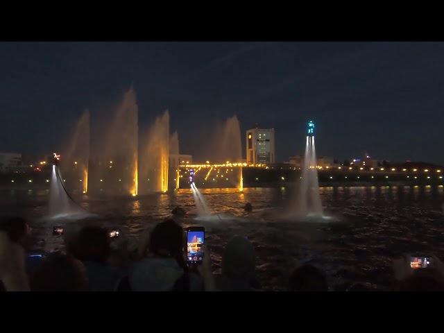 Удивительное представление на воде, полеты над водой. Флайборд
