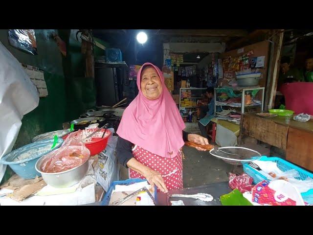 NENEK'S NASI UDUK STALL HAS CUSTOMERS IN OFFICES & APARTMENTS!! INDONESIAN STREET FOOD