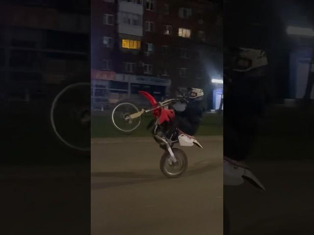 Стант по городу на питбайке, без прав! #мото #мотокросс #bikelife #питбайк #эндуро