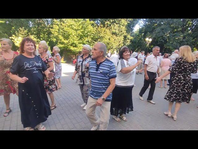 6.07.24г..."Три Линии"... Банд Одесса... звучит на танцполе в Гомельском парке...