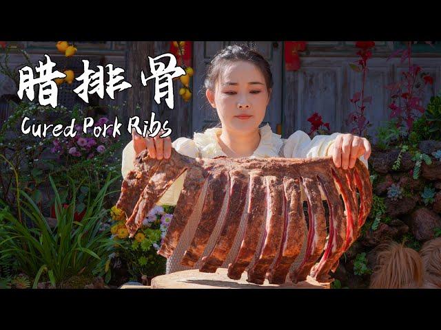 Enjoy savory meat on the bone and a warm bowl of cured pork rib soup as the year ends.【滇西小哥】