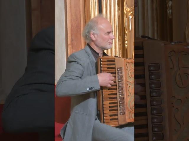 Tobias Morgenstern spielt bei Verleihung Brecht-Preis