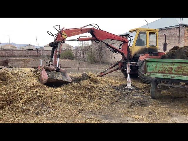 Карпатец грузит прицеп трактора