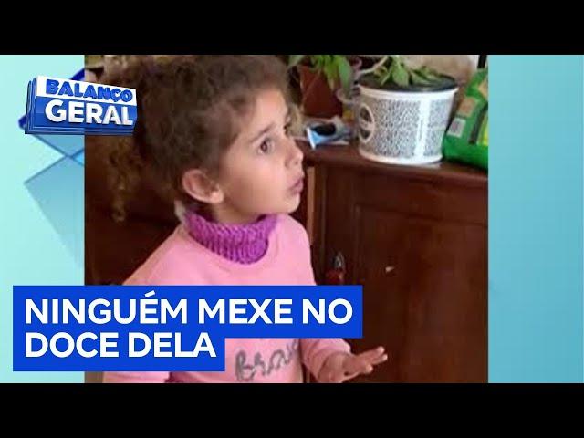 Menina viraliza após dar bronca no próprio pai por comer doce que era dela; veja