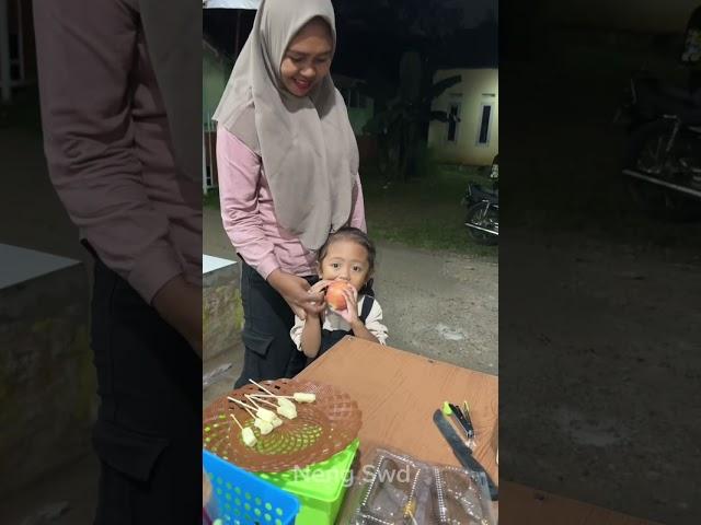Because he can't speak fluently yet, the little one always wants to buy snacks from ED.