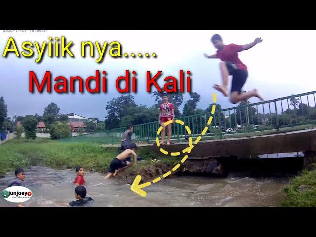 Bocil mandi di Kali