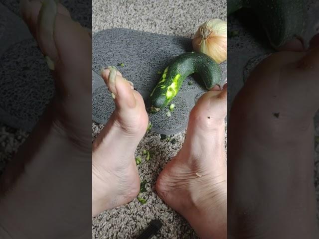 zucchini vs long toe nails &soles