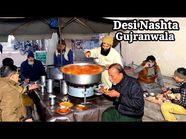 100/-Rs Gujranwala Best Breakfast People Loves To Roadside Naan Chanay | Street Food Pakistani