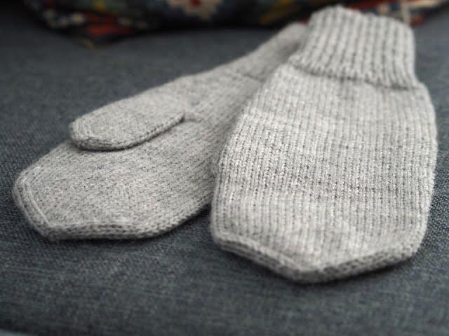 How to knit mittens. Step by step tutorial. One colour and leaf shaped tip.