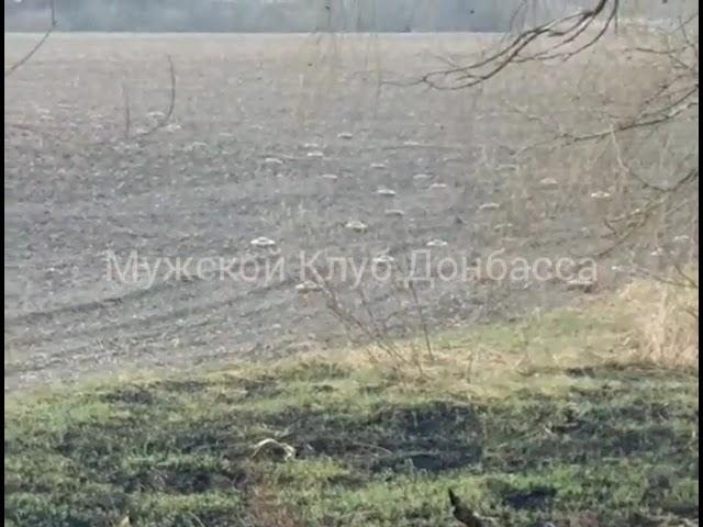 Противотанковые мины в поле в Украине. Anti-tank mines in a field in Ukraine. 02.04.2022.